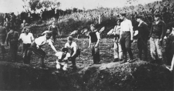 1920px-Ustaše_militia_execute_prisoners_near_the_Jasenovac_concentration_camp